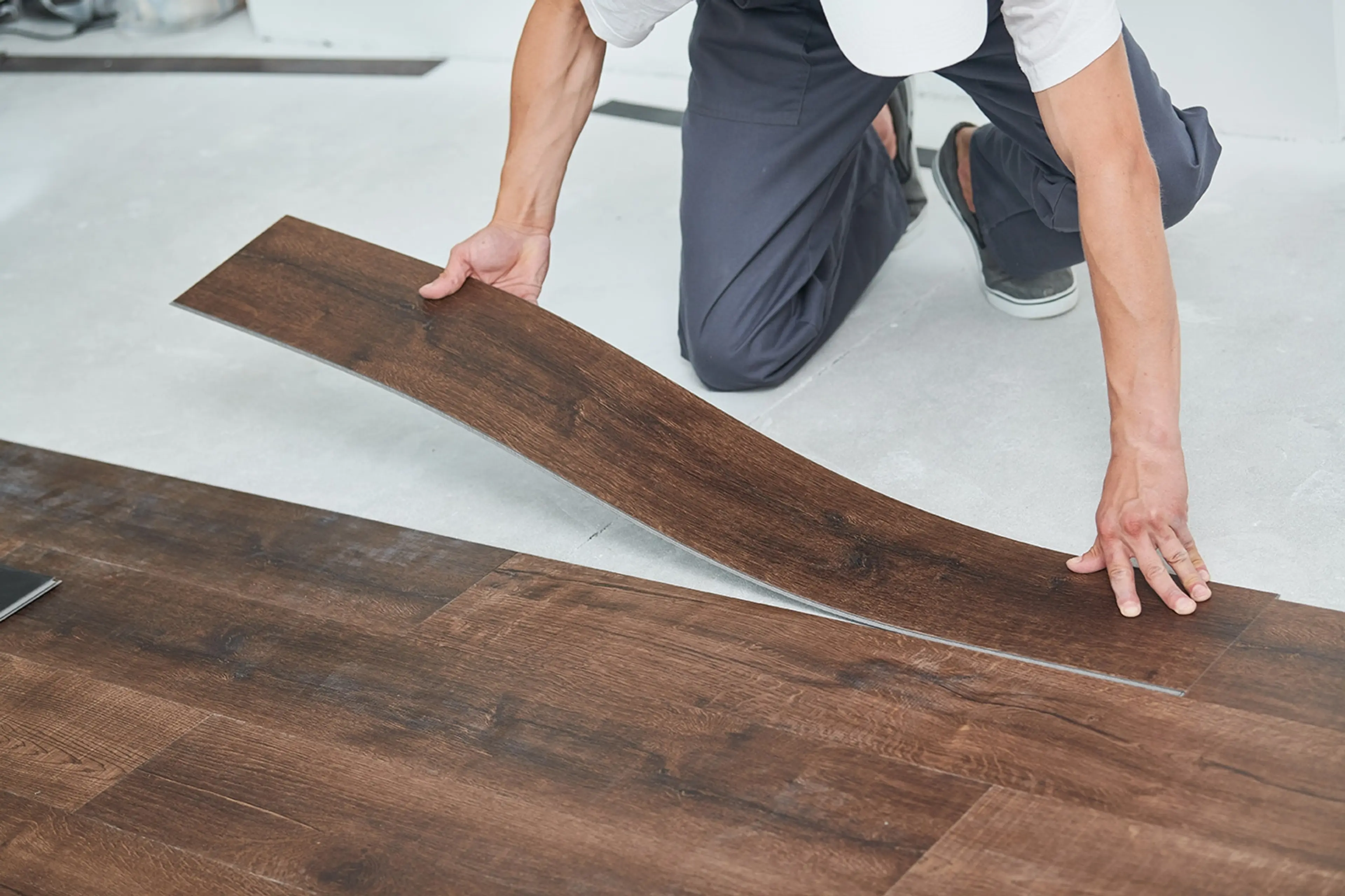Man laying vinyl floor with wood effect